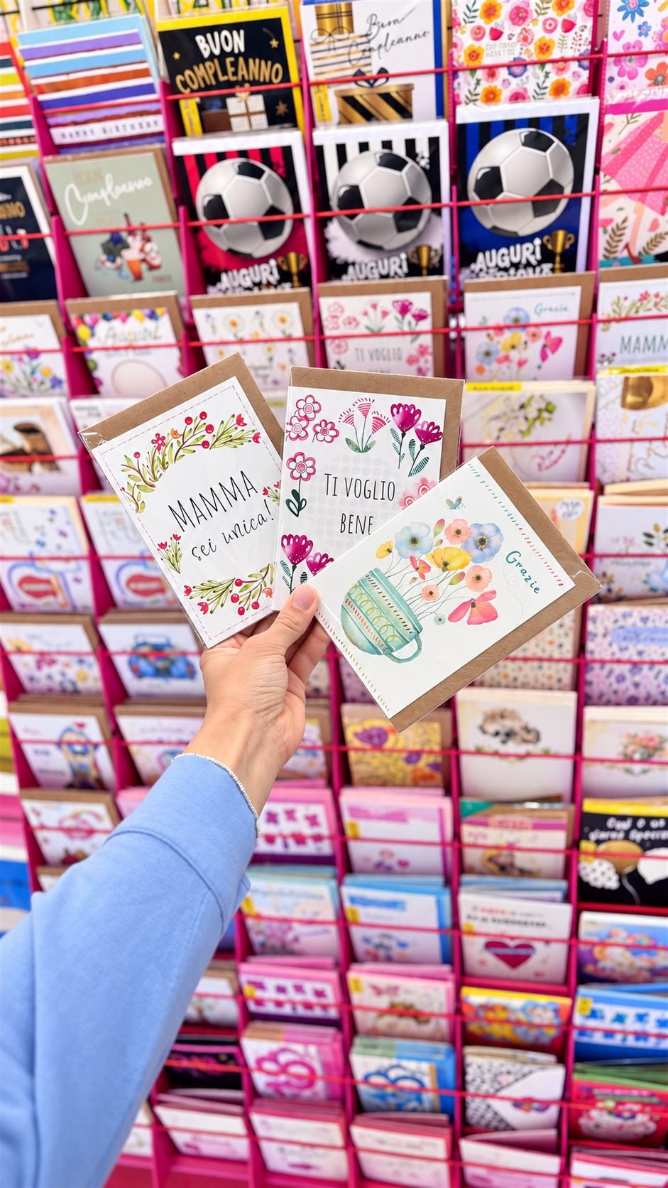 La parete dei biglietti d'auguri per ogni occasione da Fantasie di Carta a Rosà