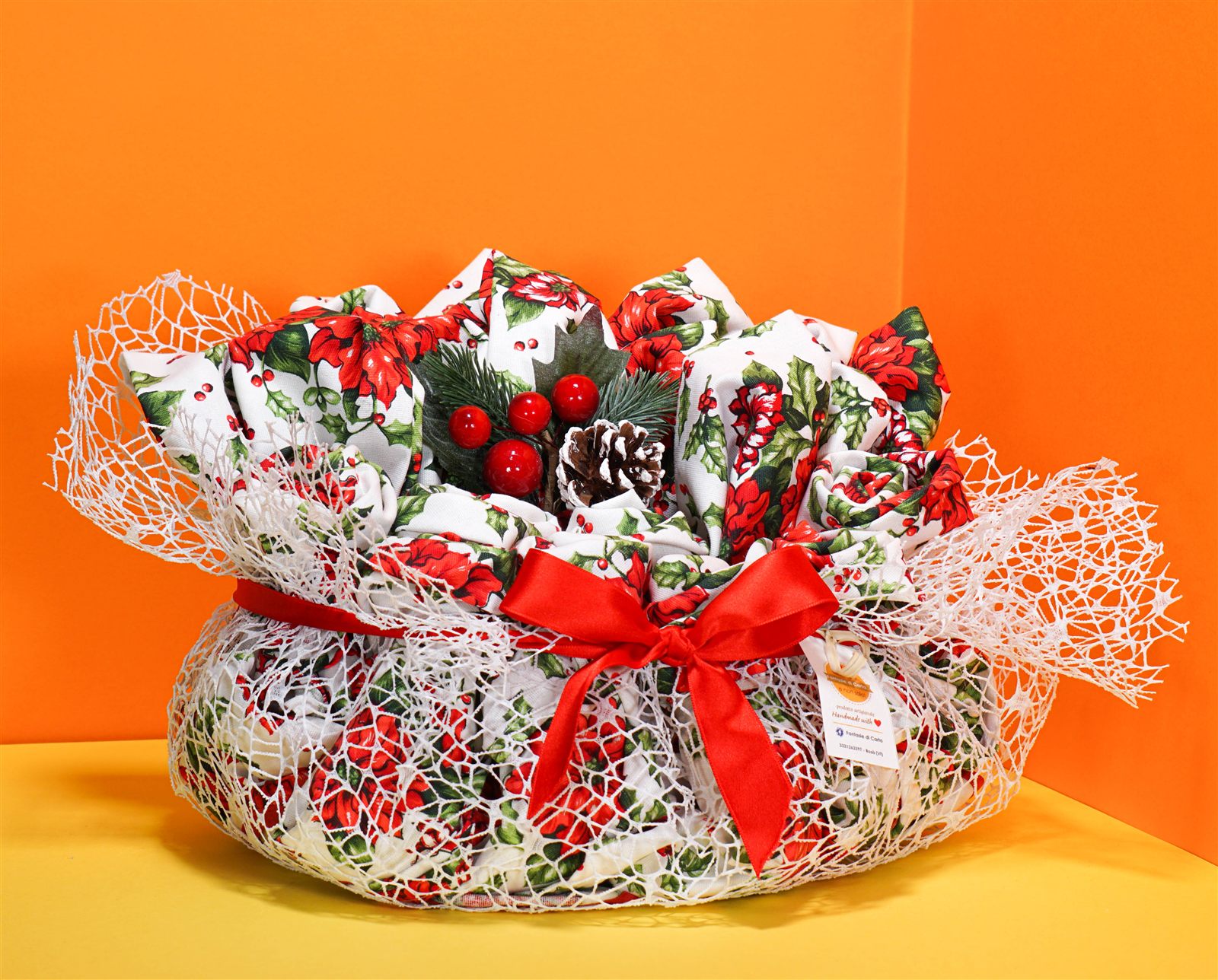 Composizione tessile artigianale a forma di bouquet