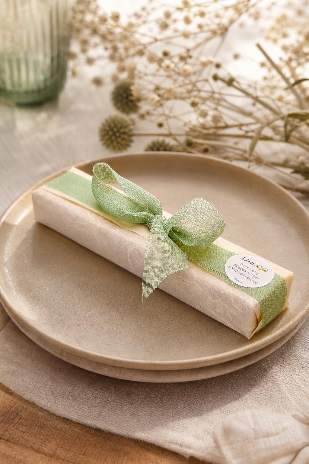 Regalo incartato a mano in carta di riso con nastro verde, pronto da consegnare