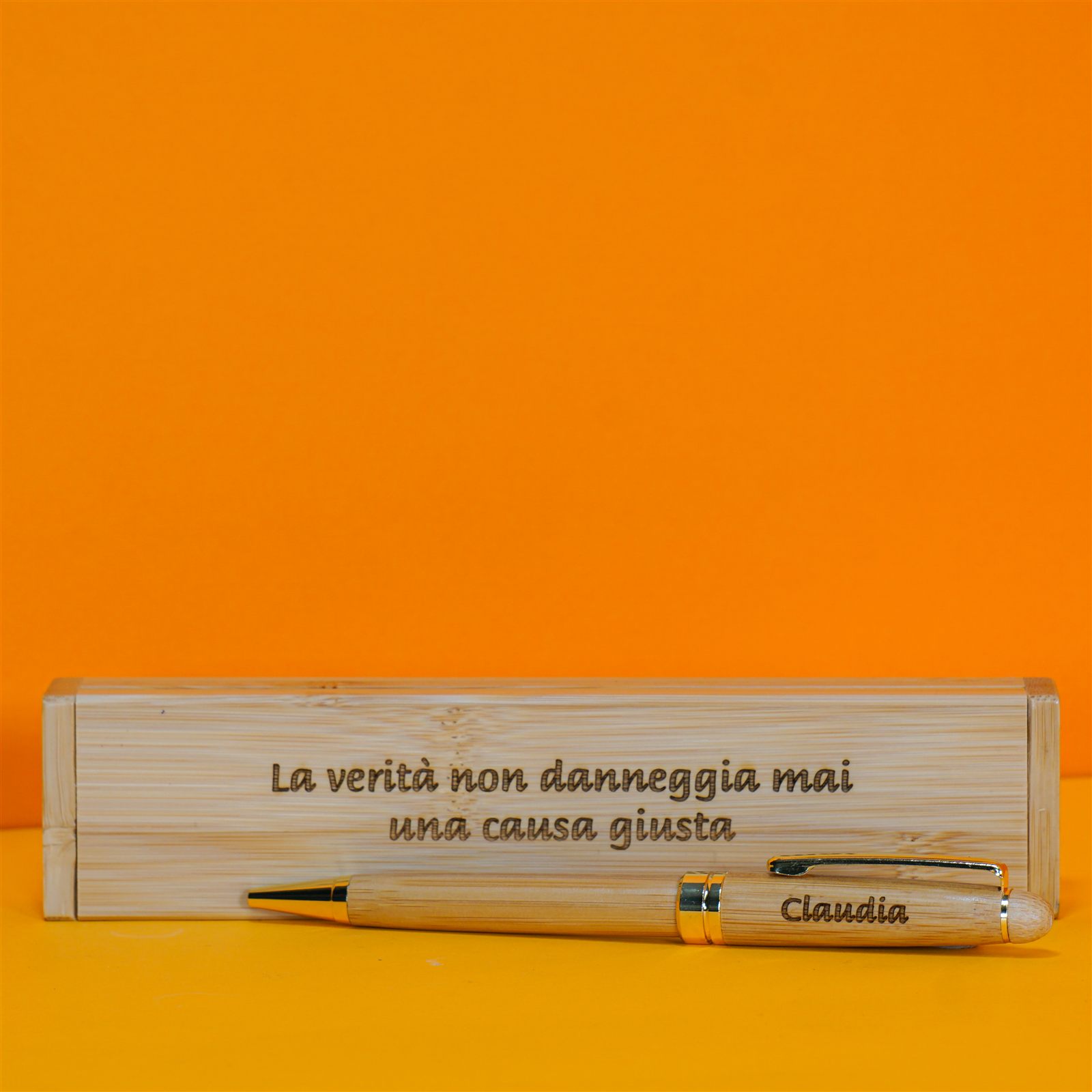 Penna in bambù con cofanetto inciso